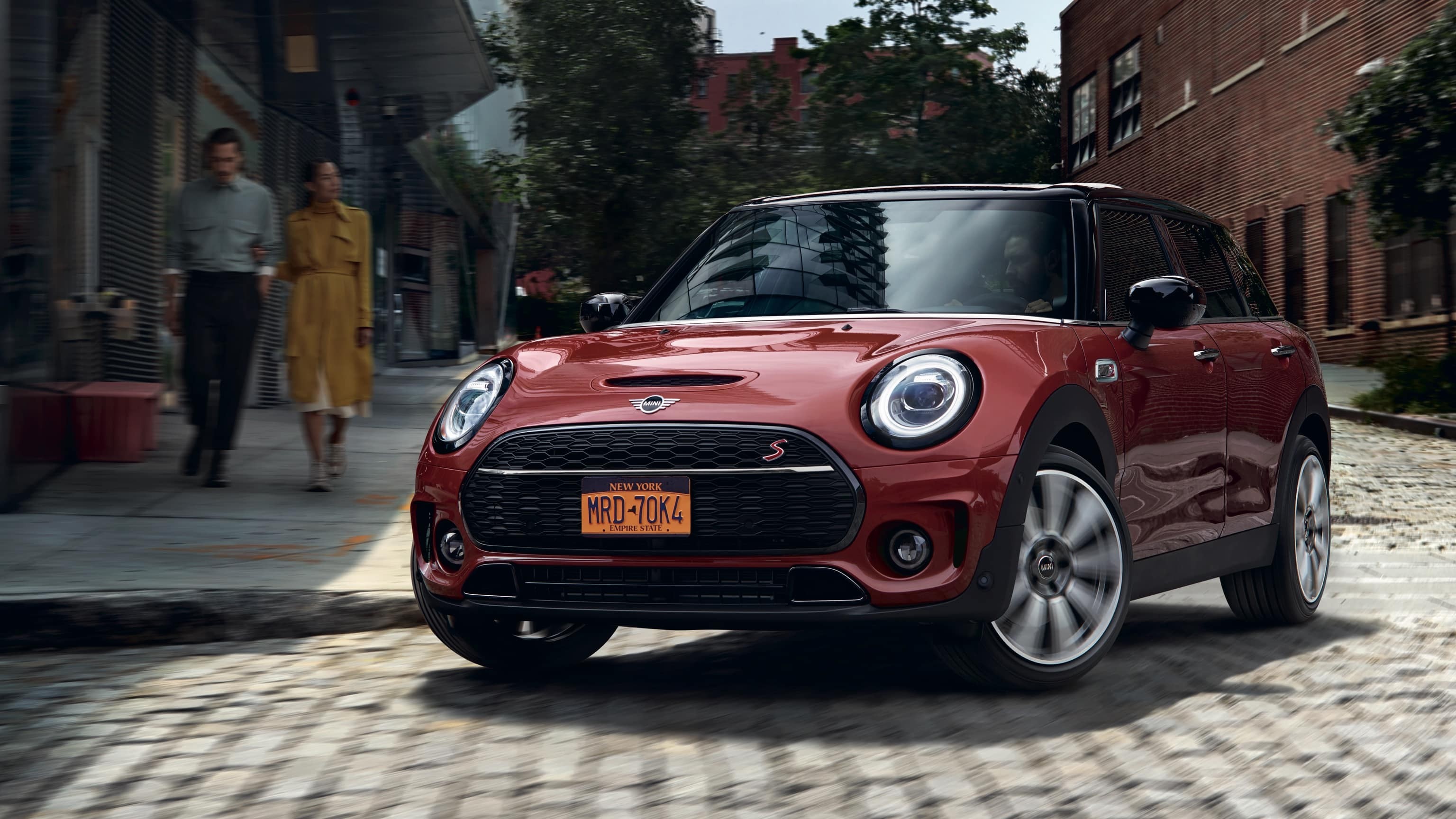 MINI Clubman – czerwone i czarne – widok z przodu